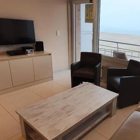 Seaview Studio: Beachfront Retreat With Panoramic Ocean Views Apartment Ostend