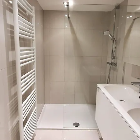 Seaview Studio: Beachfront Retreat With Panoramic Ocean Views * Ostend